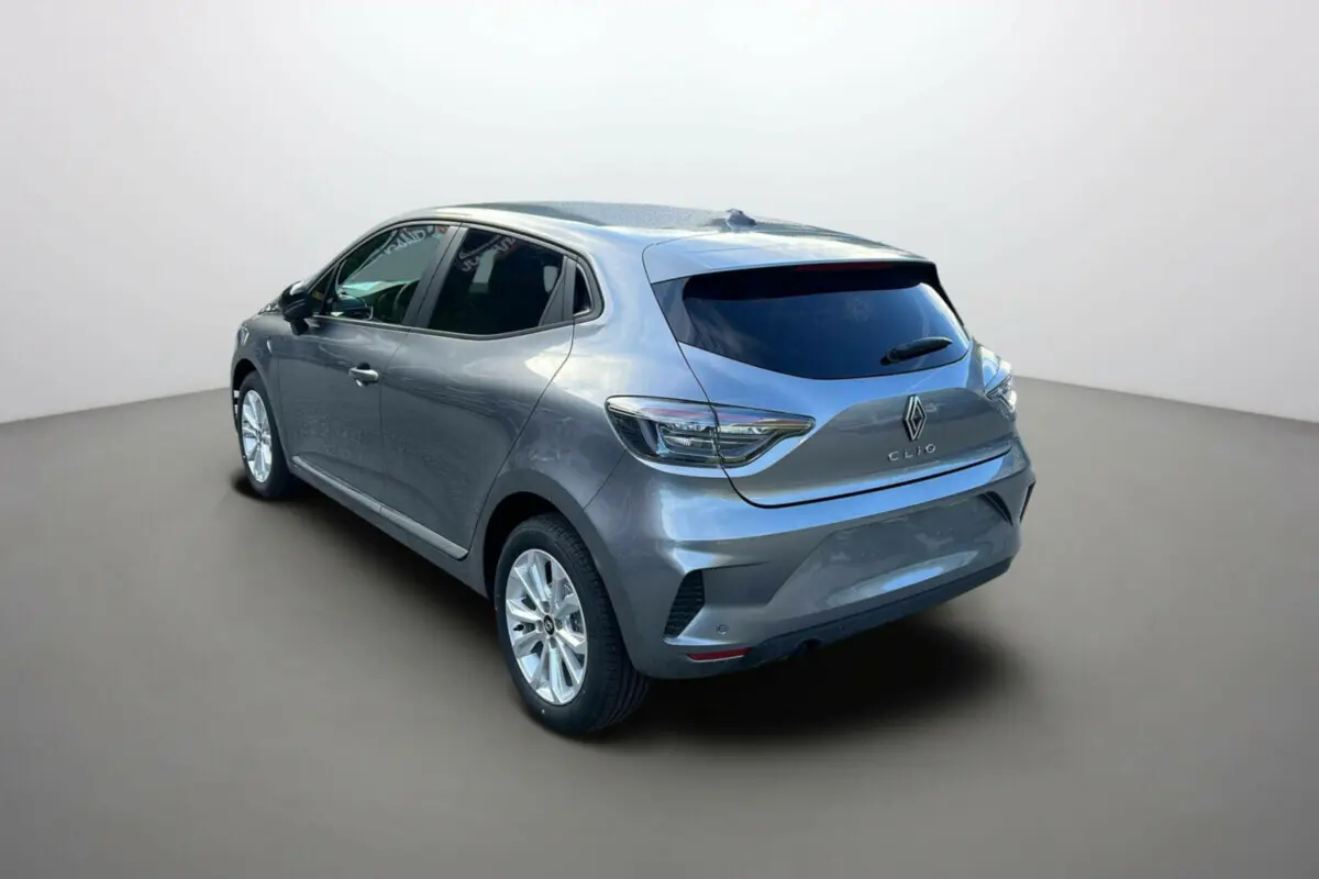 Vue 3/4 arrière droite d'une Renault Clio 2025 gris schiste avec feux arrière LED et jantes alliage.