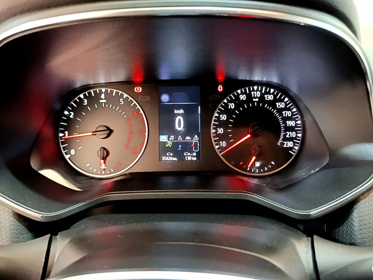 Vue rapprochée du tableau de bord de la Renault Clio Business blanche 2021 avec compte-tours et vitesse à zéro.