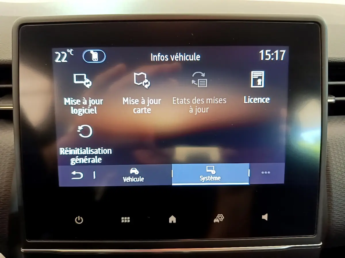 Écran tactile central de la Renault Clio Business blanc 2021 affichant le menu de mise à jour logiciel et carte.