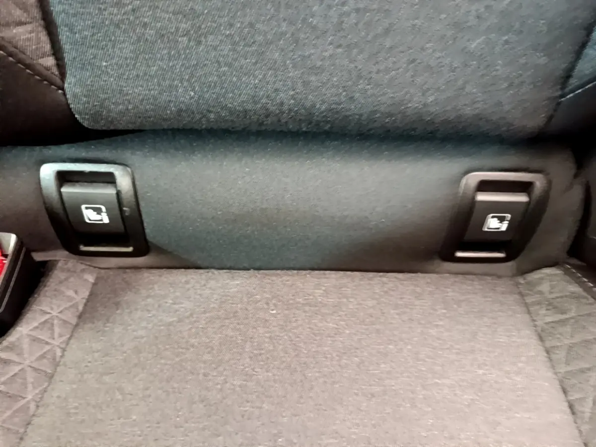 Détail des commandes de rabattement des sièges arrière en tissu gris de la Renault Clio Business blanche 2021