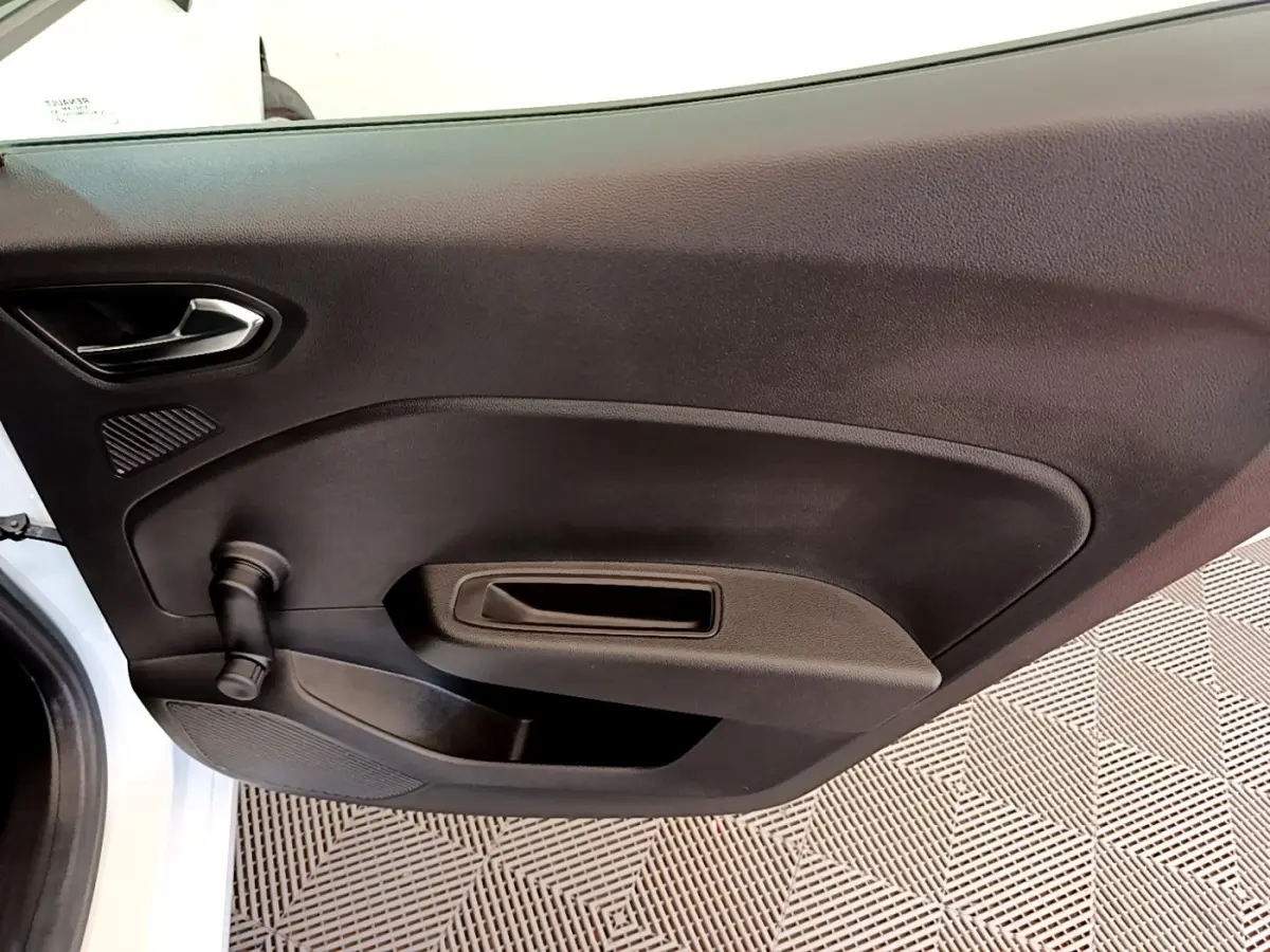 Vue rapprochée de la portière avant gauche noire d'une Renault Clio Business blanche avec manivelle de vitre.