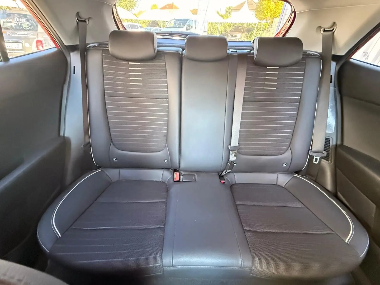 Banquette arrière noire vue de face dans une KIA RIO GT-LINE 2022 rouge grenadine.