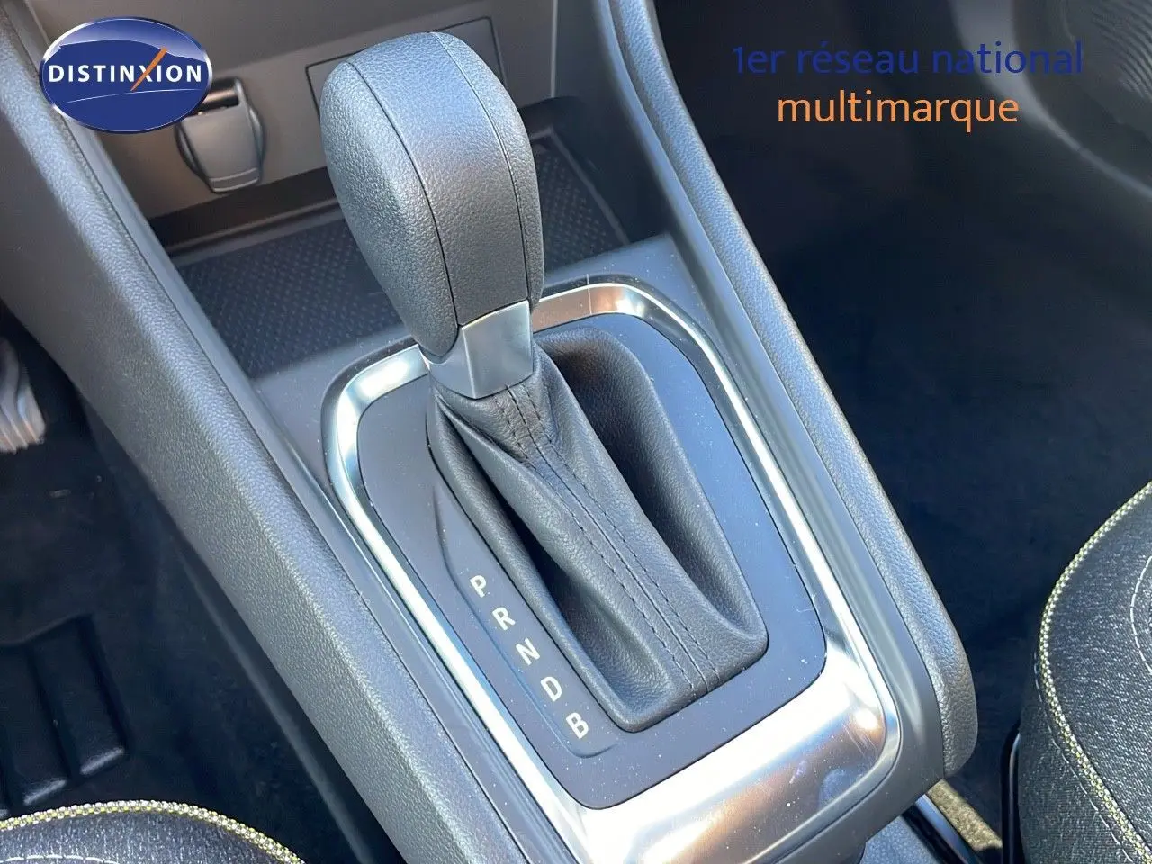 Le levier de vitesse automatique noir du Renault Captur E-Tech hybride vu en gros plan intérieur.