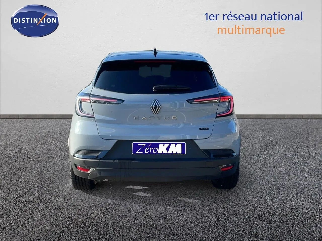 Vue arrière d'un Renault Captur gris Rafale métal avec toit noir, mettant en valeur ses feux LED fins et son logo central.