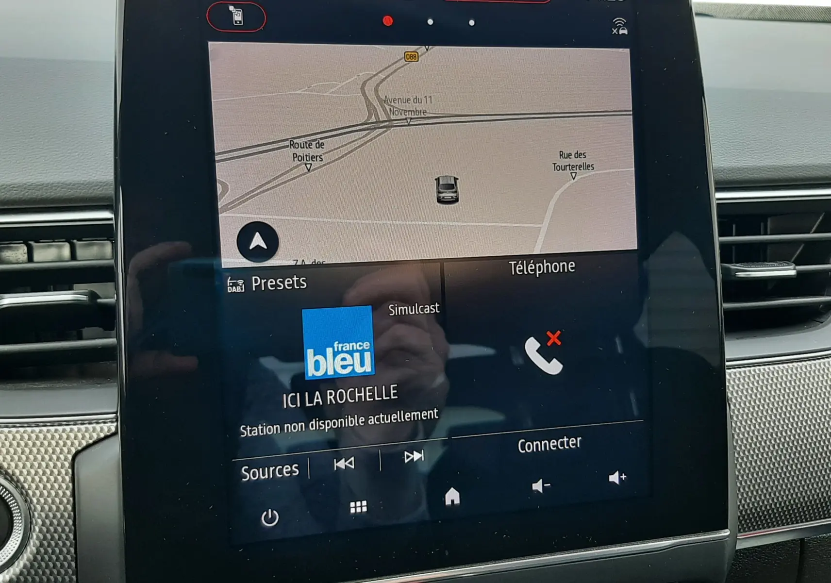 Écran tactile central du Renault Arkana 1.6 E-TECH 145 Intens, affichant la navigation et la radio France Bleu.