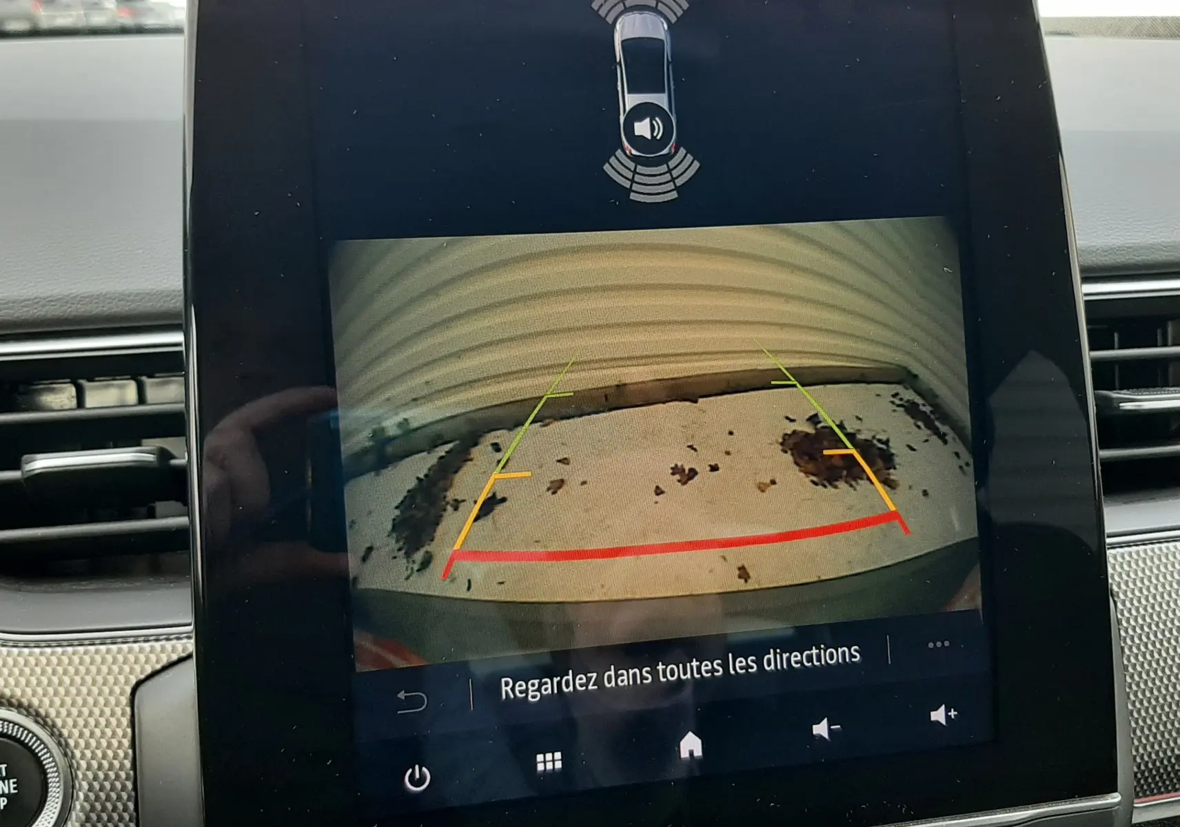 Vue de l'écran central de la Renault Arkana 1.6 E-TECH 145 Intens montrant la caméra de recul avec guidage dynamique.