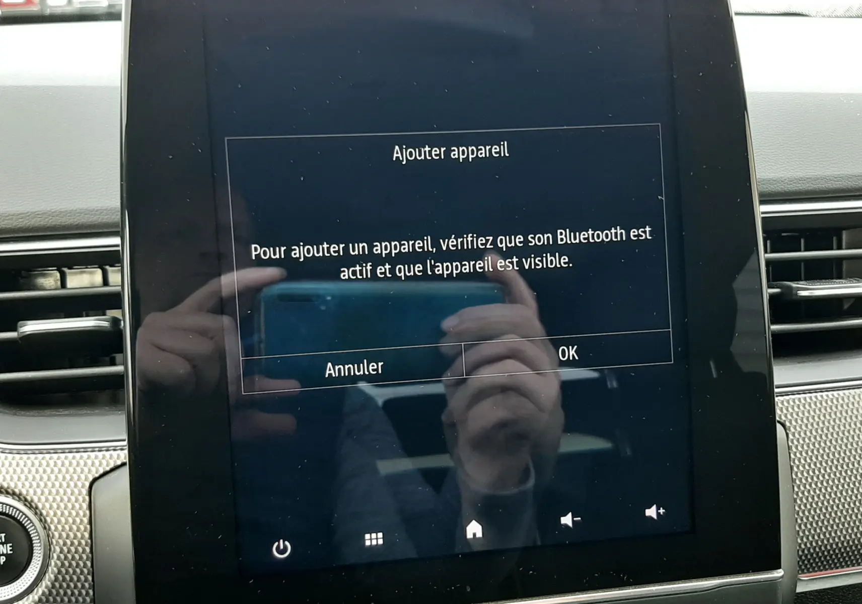 Écran tactile central de la Renault Arkana 1.6 E-TECH 145 Intens affichant le menu d'ajout d'appareil Bluetooth.