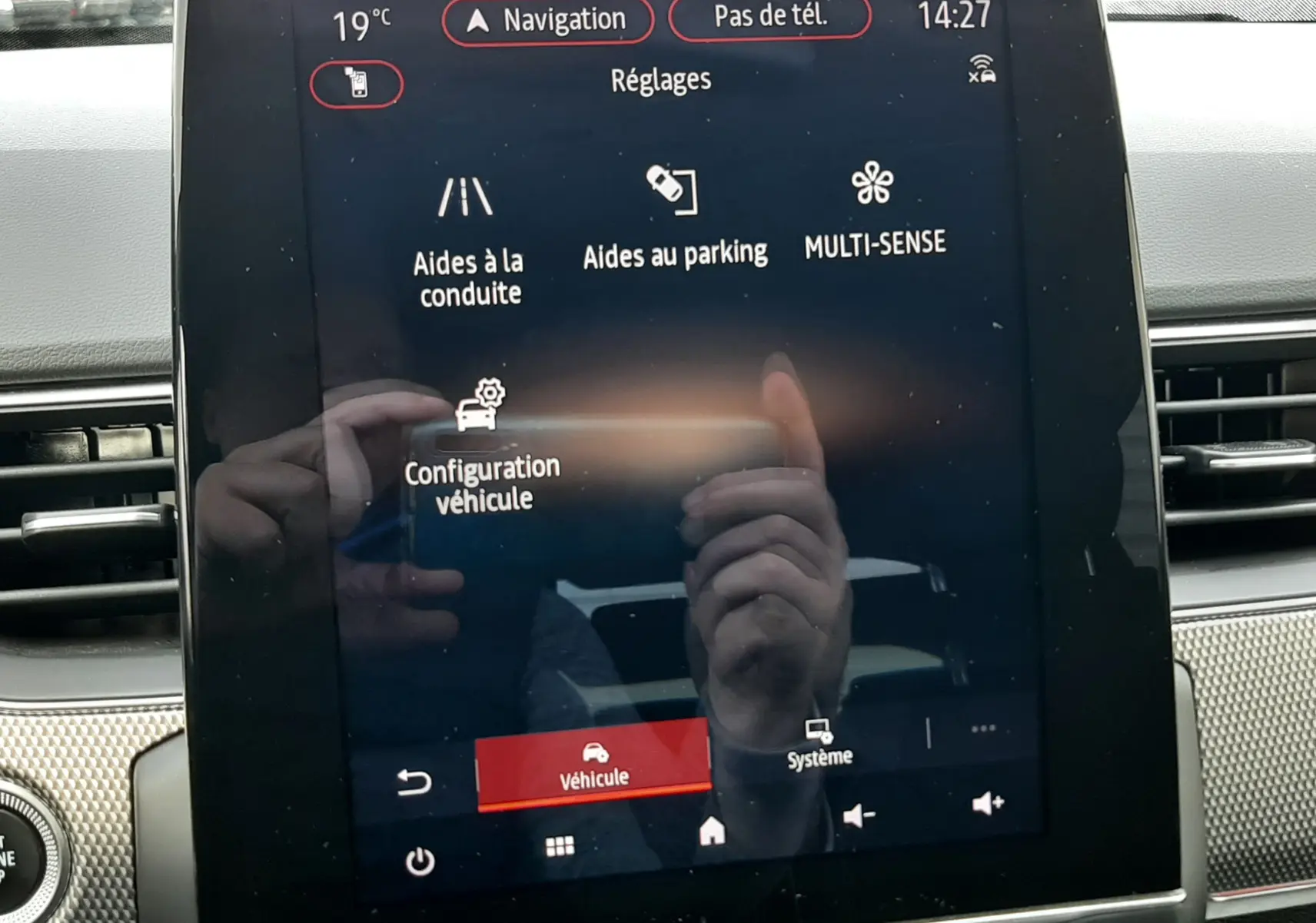 Écran tactile central du Renault Arkana 1.6 E-TECH 145 Intens affichant les réglages d’aides à la conduite et de configuration véhicule.
