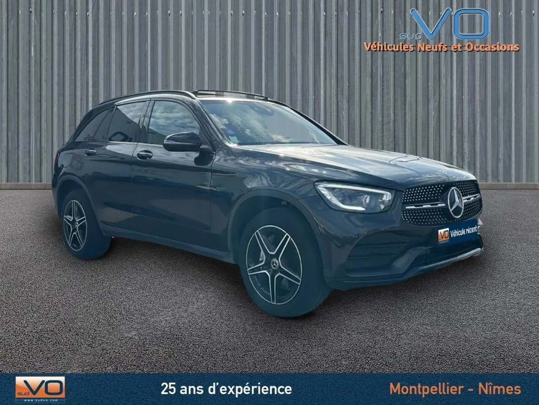 Mercedes GLC 300 de 2020 gris anthracite en 3/4 avant droit, jantes alliage 19 pouces et toit ouvrant panoramique visible