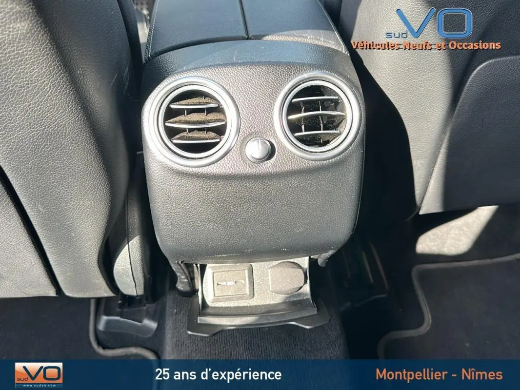 Vue rapprochée des aérateurs arrière et prise USB du Mercedes GLC 300 de 2020, intérieur cuir noir.