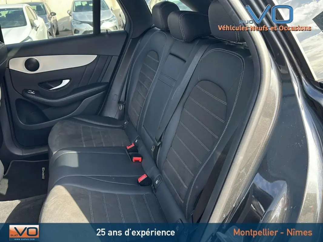 Vue intérieure côté gauche des sièges arrière en cuir noir du Mercedes GLC 300 de AMG Line gris anthracite 2020.
