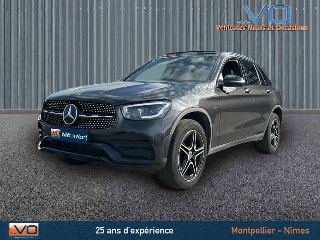 Mercedes GLC 300 de 2020 gris anthracite en 3/4 avant droit, jantes alliage 19 pouces et calandre AMG Line visible.
