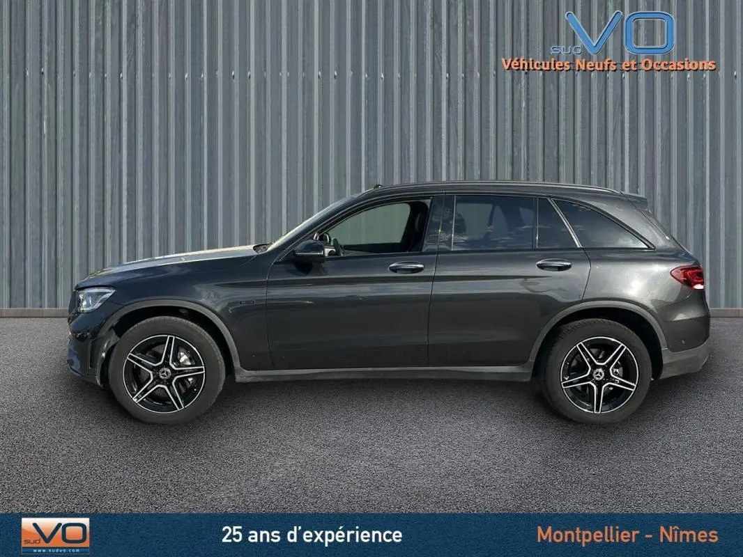 Profil côté gauche d'un Mercedes GLC 300 de 2020 gris anthracite avec jantes alliage 19 pouces et toit ouvrant panoramique.