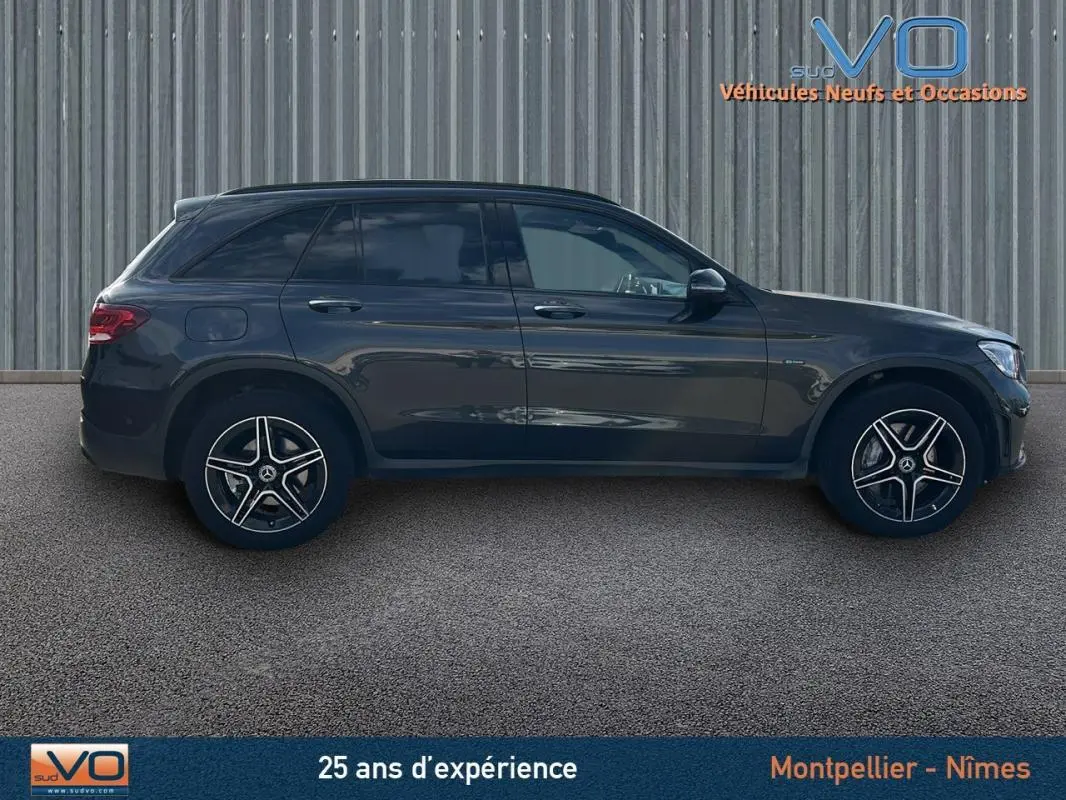 Mercedes GLC 300 de 2020 gris anthracite vu de profil côté gauche avec jantes alliage 19 pouces et vitres teintées