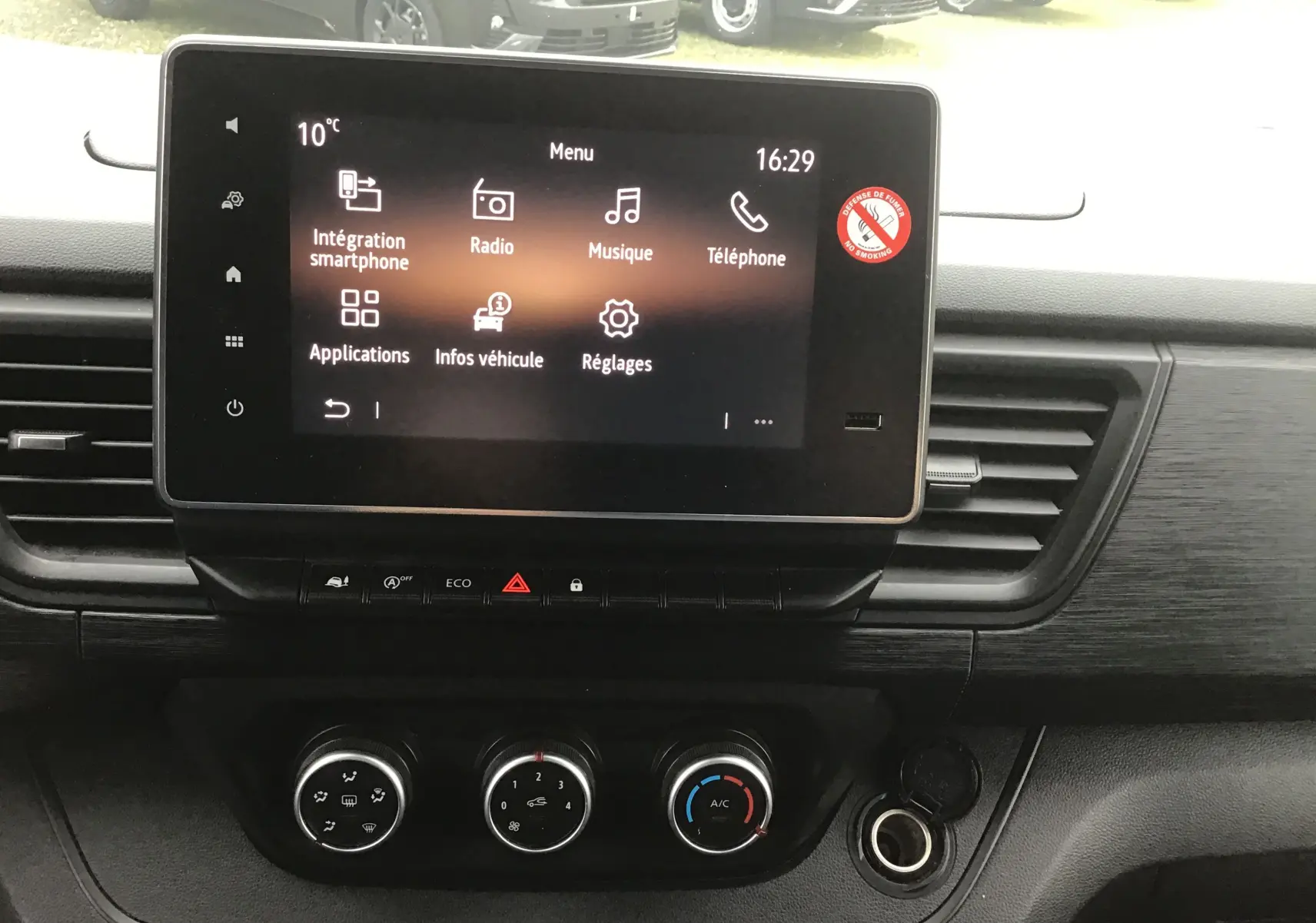 Vue rapprochée de l'écran tactile 8 pouces et de la console centrale noire du Renault Trafic Combi gris Comète 2022.