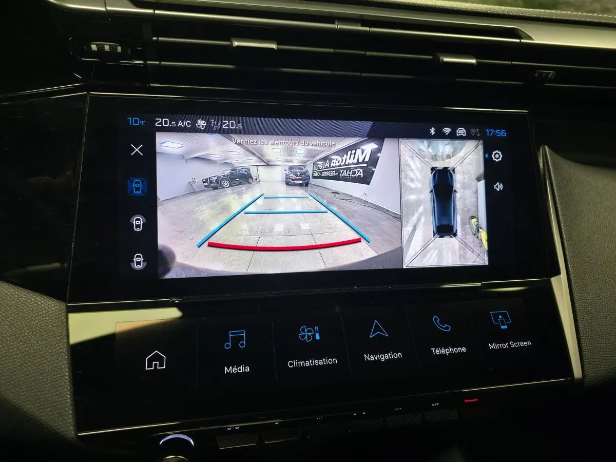 Écran tactile central de la Peugeot 408 noir montrant la caméra de recul et la vue à 360° intérieure du véhicule.