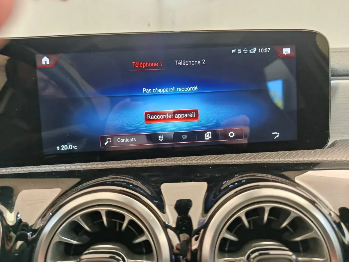 Écran tactile central de la Mercedes Classe A 250 e AMG Line 2021, affichage Bluetooth et climatisation à 20°C.