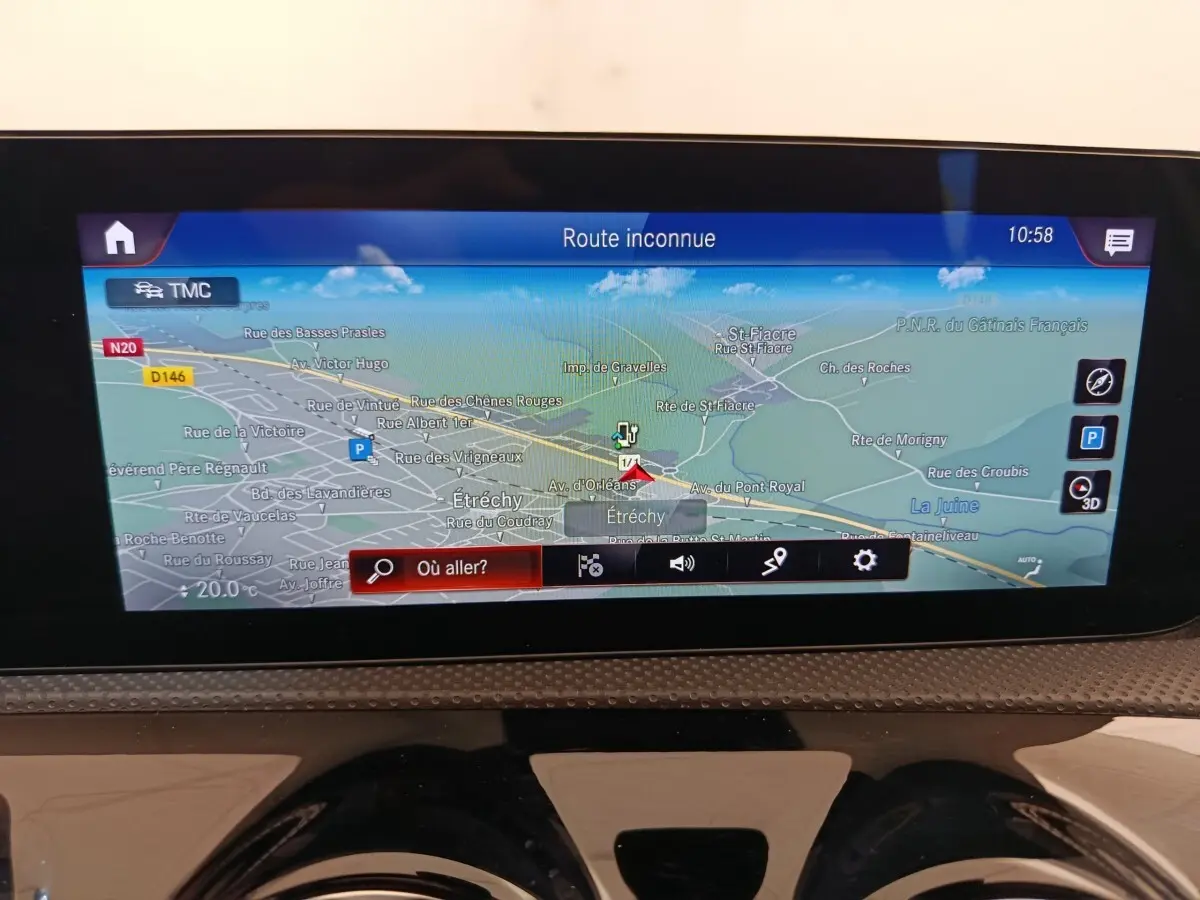 Écran tactile de navigation 3D de la Mercedes Classe A 250 e AMG Line blanc, vue intérieure du tableau de bord.