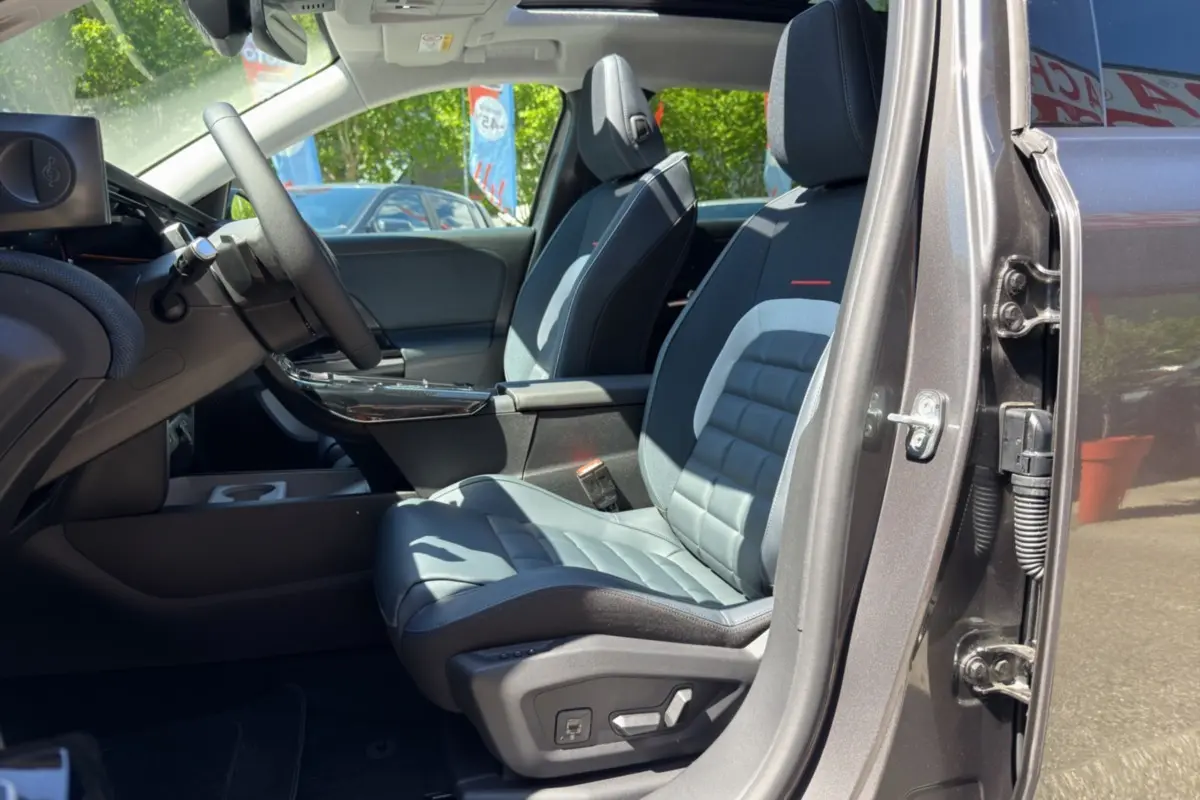 Vue intérieure côté conducteur du Citroën C5 Aircross gris platinium, sièges Advanced Comfort en cuir et tissu, volant multifonctions.