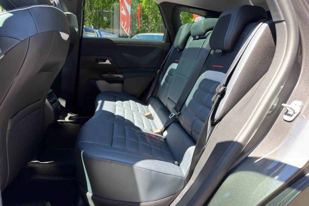 Vue côté droit de la banquette arrière en cuir noir du Citroën C5 Aircross New Hybrid 145 Max T.O 2026.
