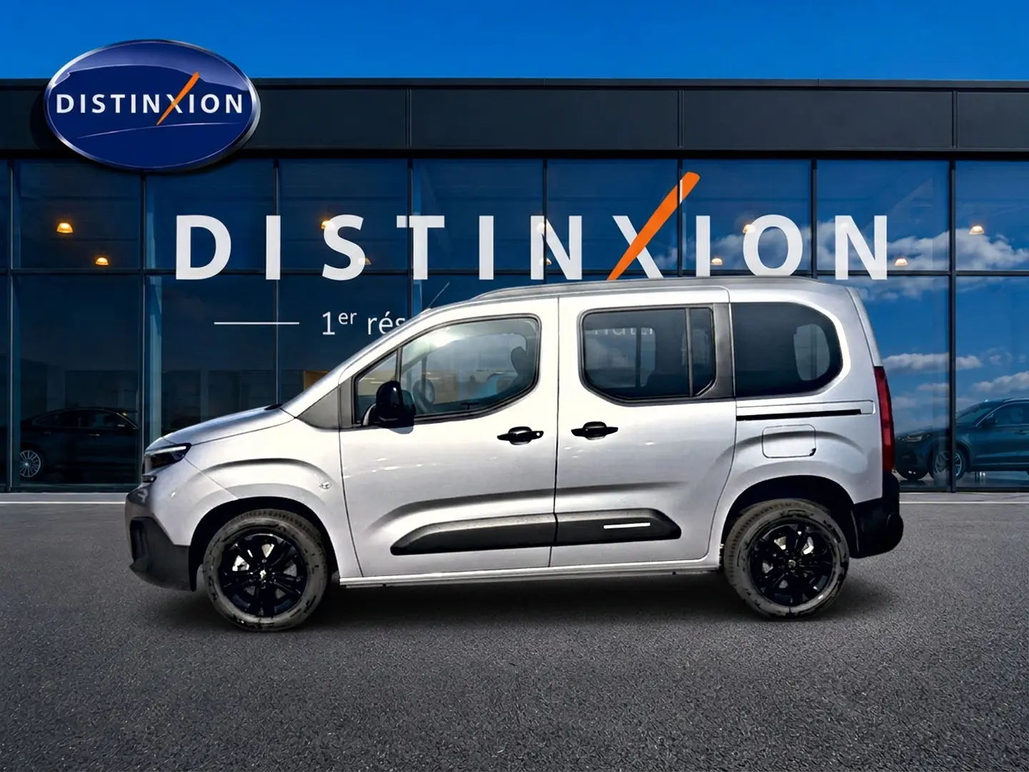 Vue profil droit du Citroën Berlingo Steel Grey 2026 avec jantes noires et protections latérales noires.