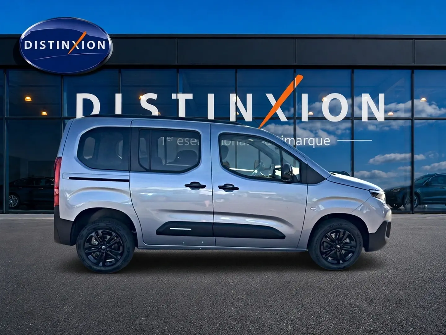 Profil droit du Citroën Berlingo Steel Grey 2026 avec barres de toit et jantes alu noires.