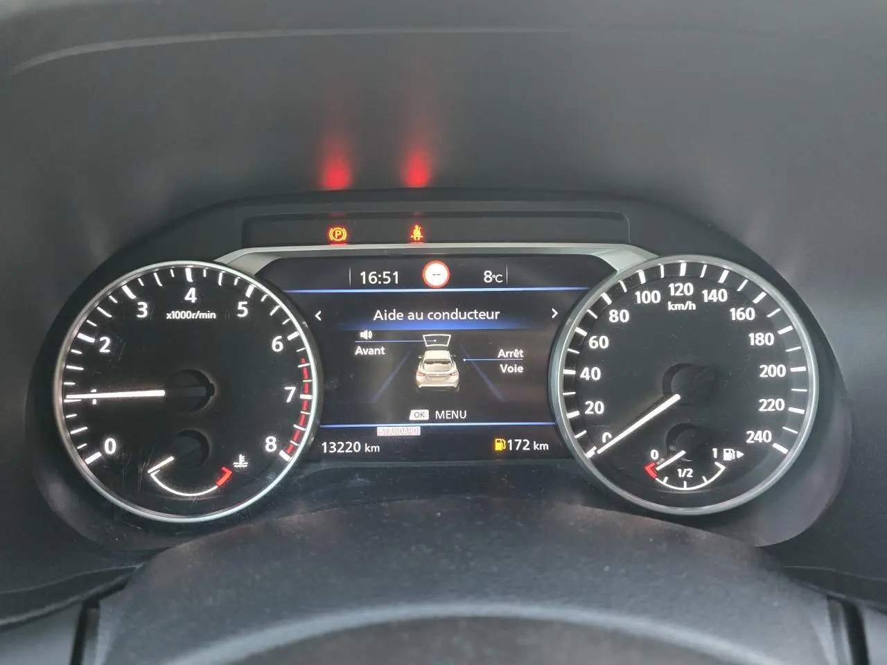 Combiné d'instruments digital du Nissan Juke II 2024, affichant l'aide au conducteur et compteurs analogiques.