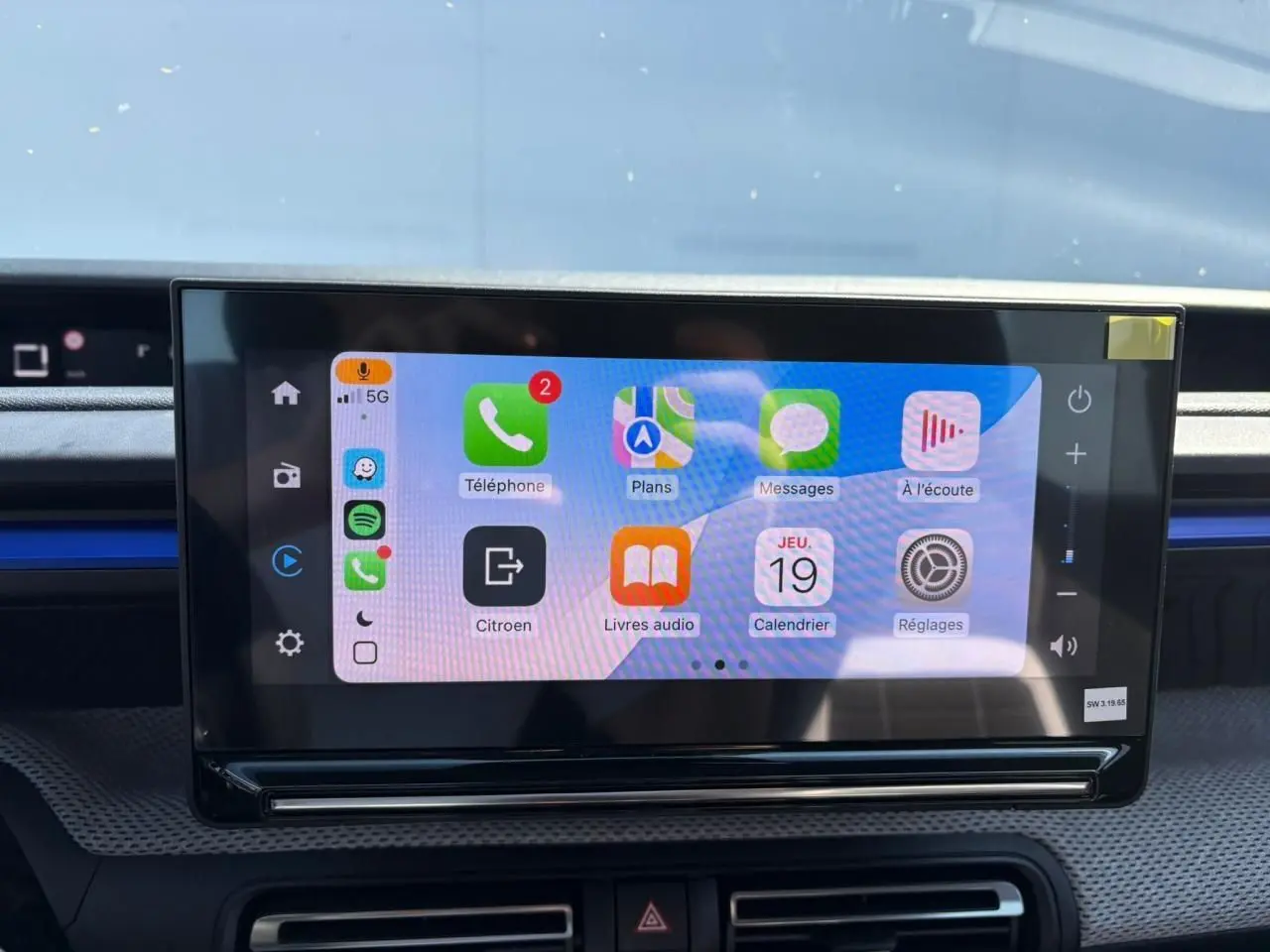 Écran tactile central affichant l'interface Apple CarPlay sur la planche de bord d'une Citroën C3 2025.