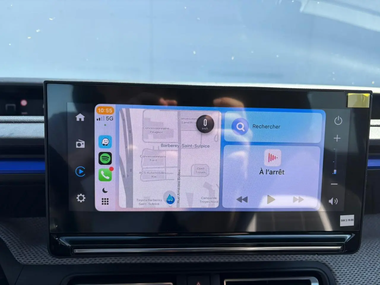 Écran tactile central de la Citroën C3 Rouge Elixir avec décor Ultra Blue visible sur la planche de bord.