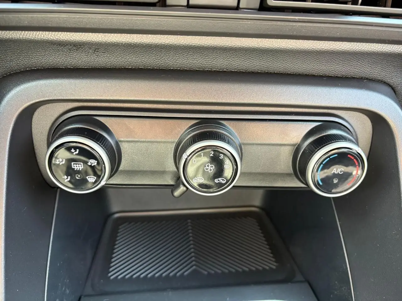 Gros plan sur les commandes de climatisation manuelle de la Citroën C3 IV New rouge Elixir avec toit noir.