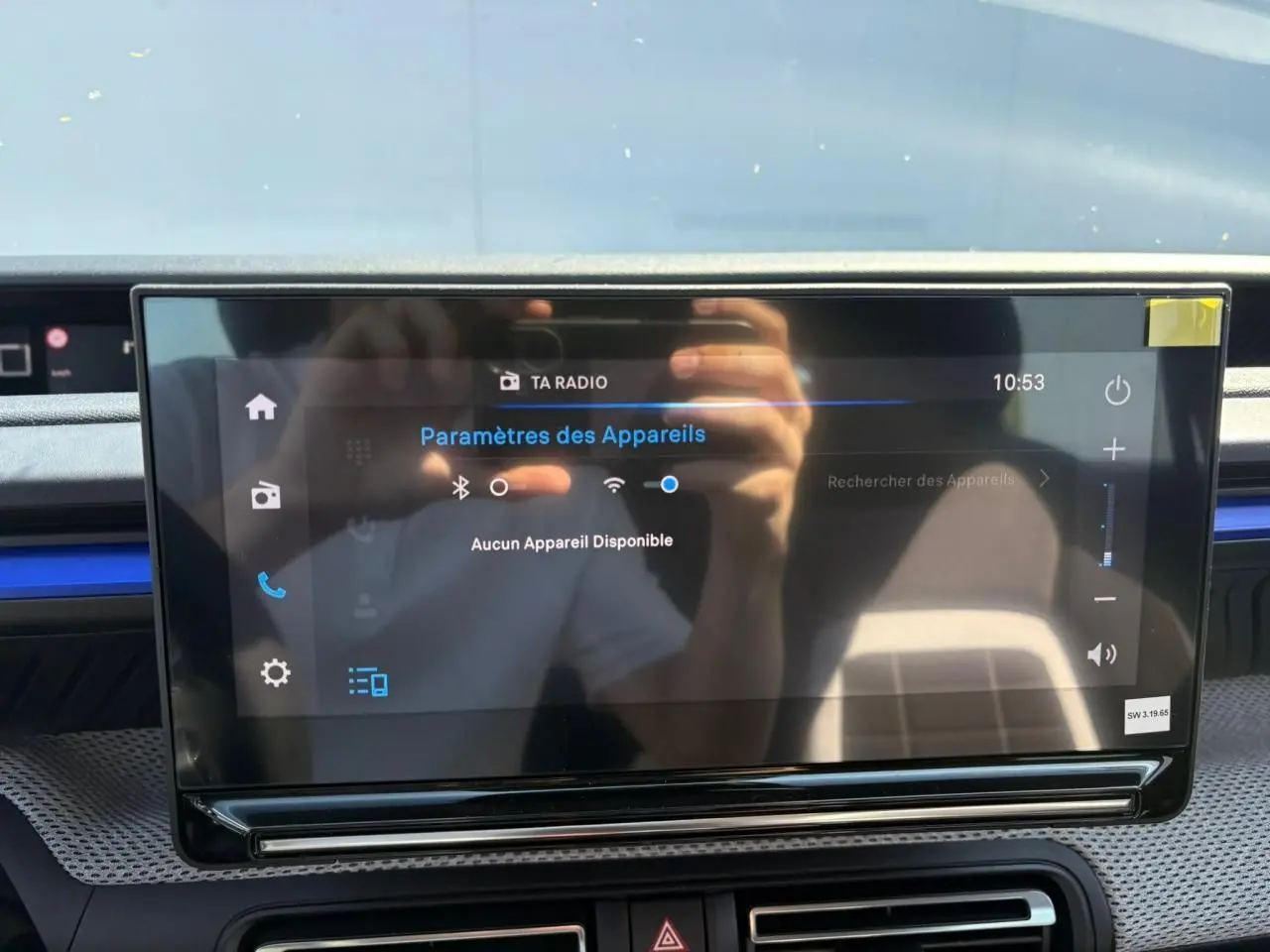 Écran tactile central de la Citroën C3 2025 avec décor Ultra Blue sur planche de bord, vue intérieure frontale.