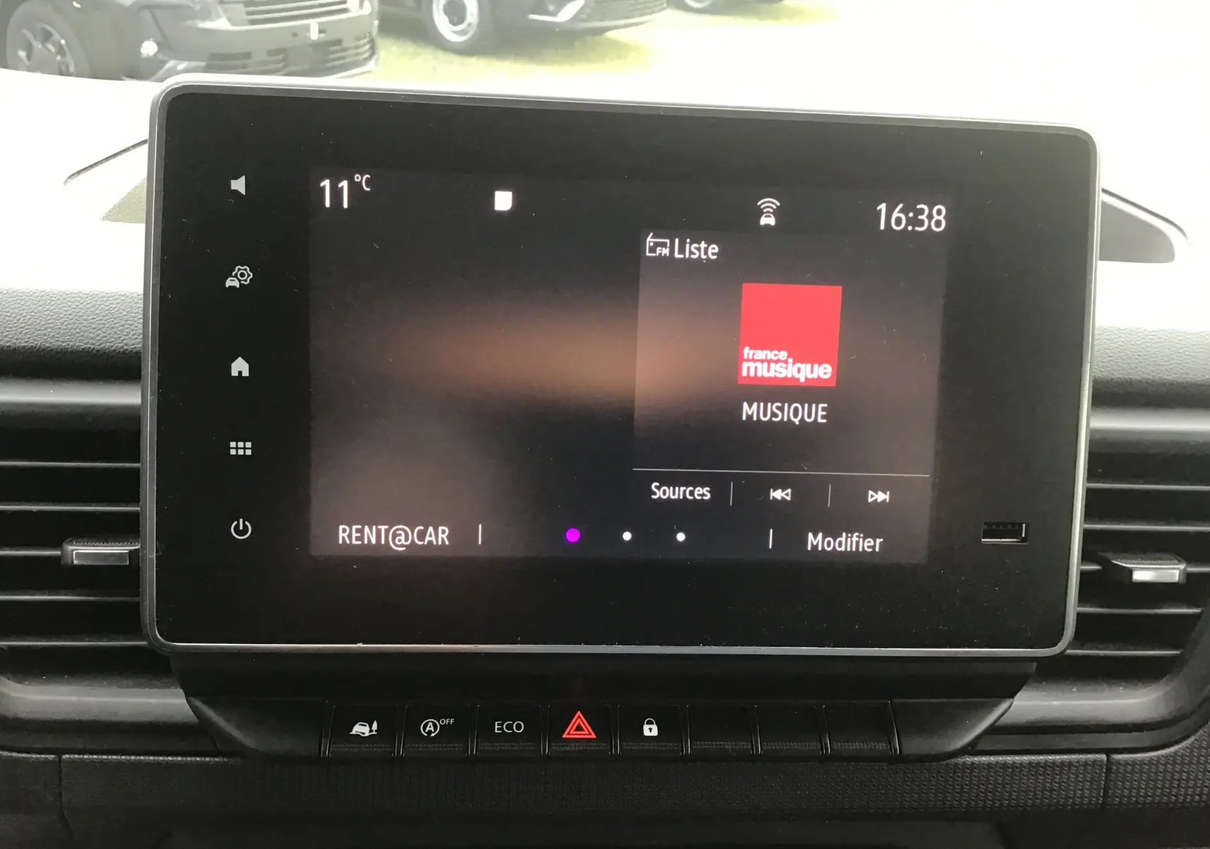 Écran tactile central du Renault Trafic Combi 2022 affichant une radio FM France Musique, vue de face.