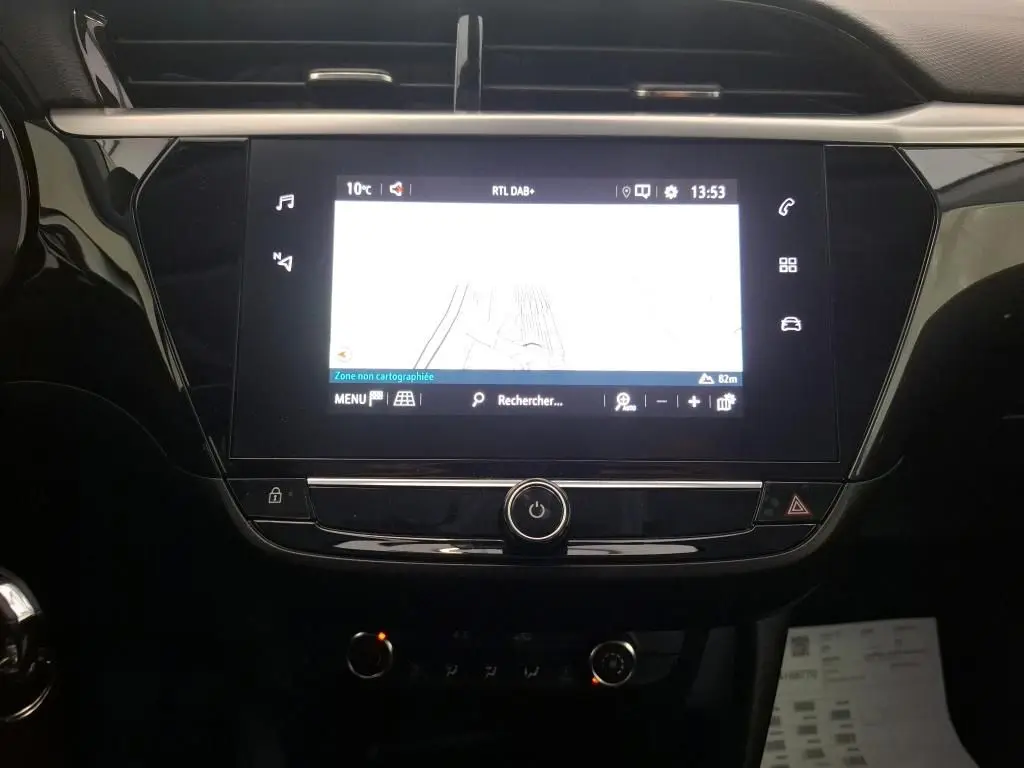 Écran tactile central allumé avec navigation dans l’habitacle noir brillant de l’Opel Corsa F Elegance Business 2023.