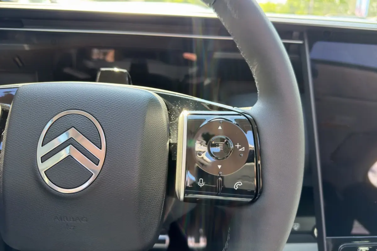 Gros plan sur le volant cuir multifonctions du Citroën C5 Aircross New Hybrid 145, intérieur moderne noir.