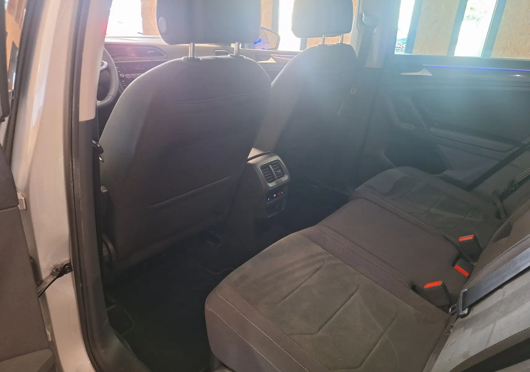 Vue intérieure arrière droite du Volkswagen Tiguan 2021 avec sièges microfleece gris et ventilation arrière centrale