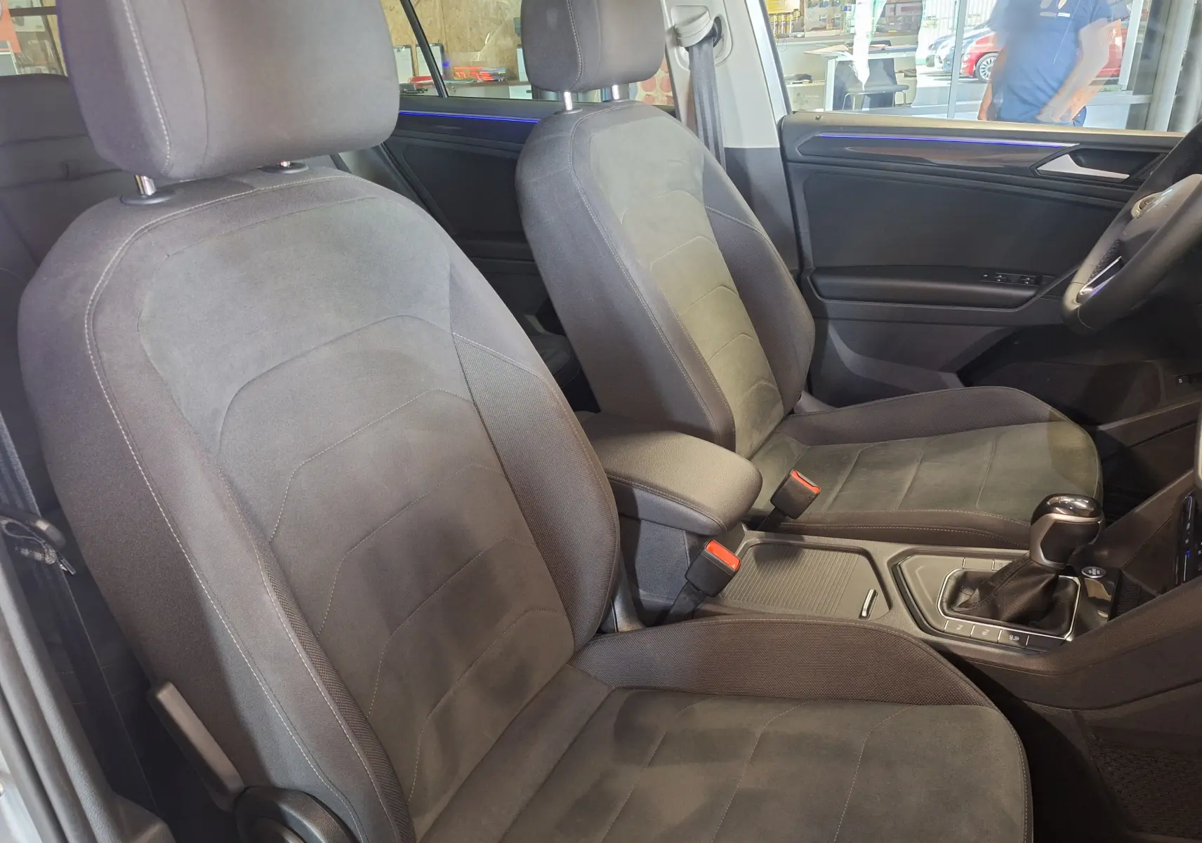 Intérieur avant du Volkswagen Tiguan gris 2021, sièges Microfleece ArtVelours et console centrale avec boîte auto.