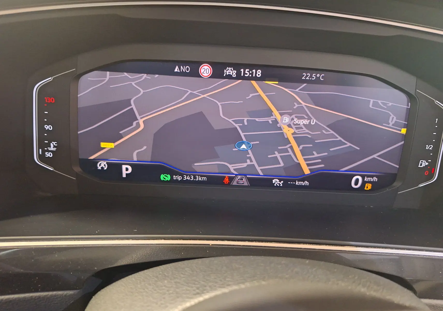 Affichage du combiné digital du Volkswagen Tiguan 2021 avec navigation cartographique en vue frontale intérieure.