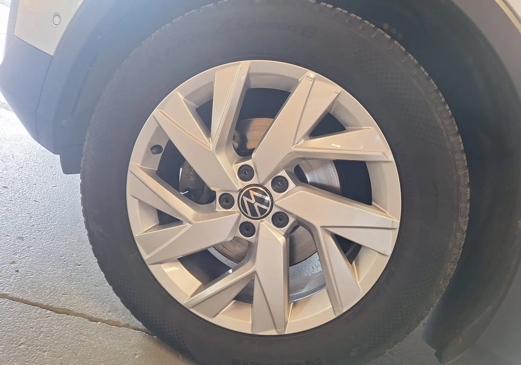 Gros plan sur la jante alliage 18'' Francfort gris du Volkswagen Tiguan 2.0 TDI BlueMotion avec pneu Nexen.