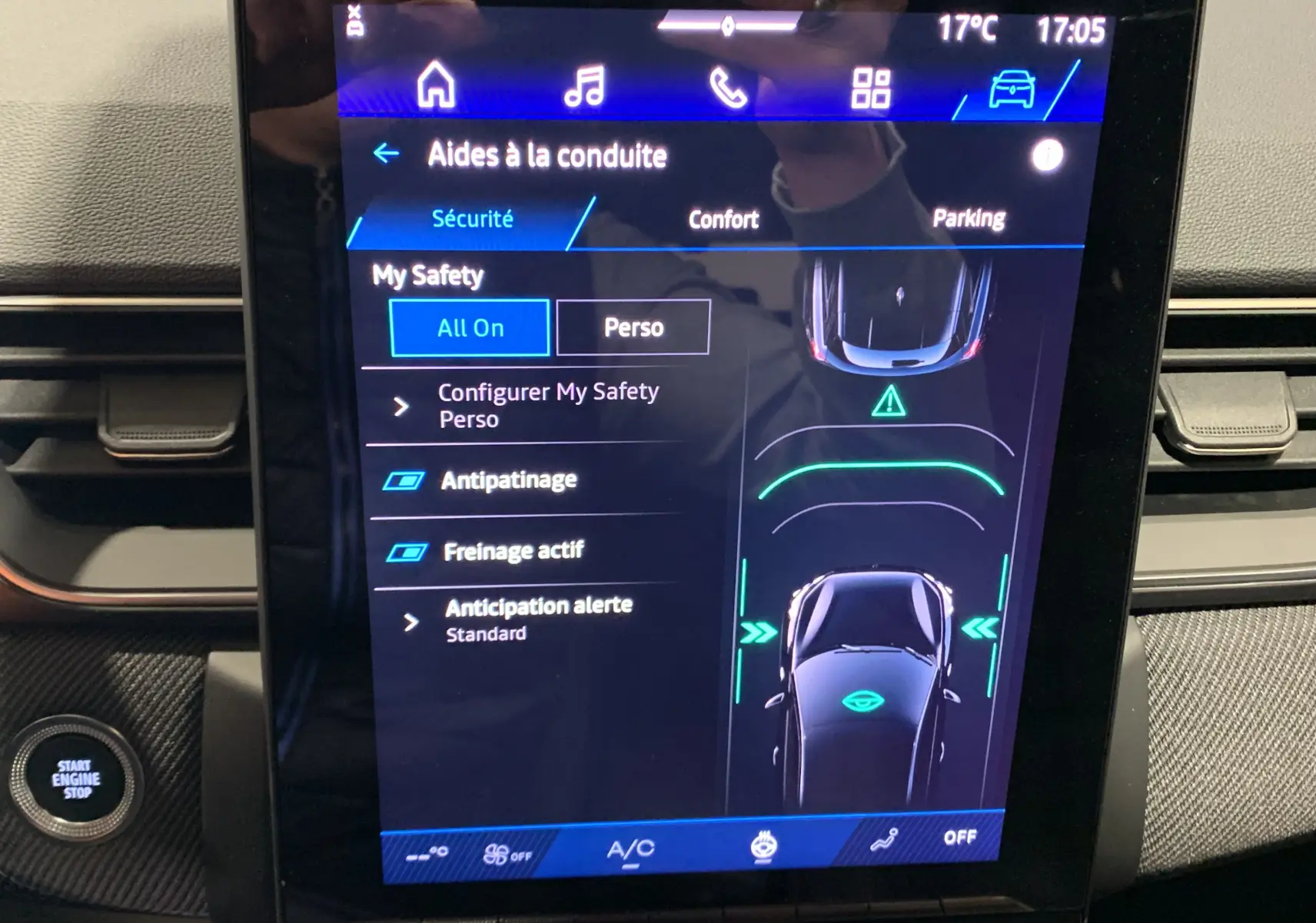Écran tactile central du Renault Symbioz 2025 montrant les aides à la conduite et options de sécurité en intérieur noir.