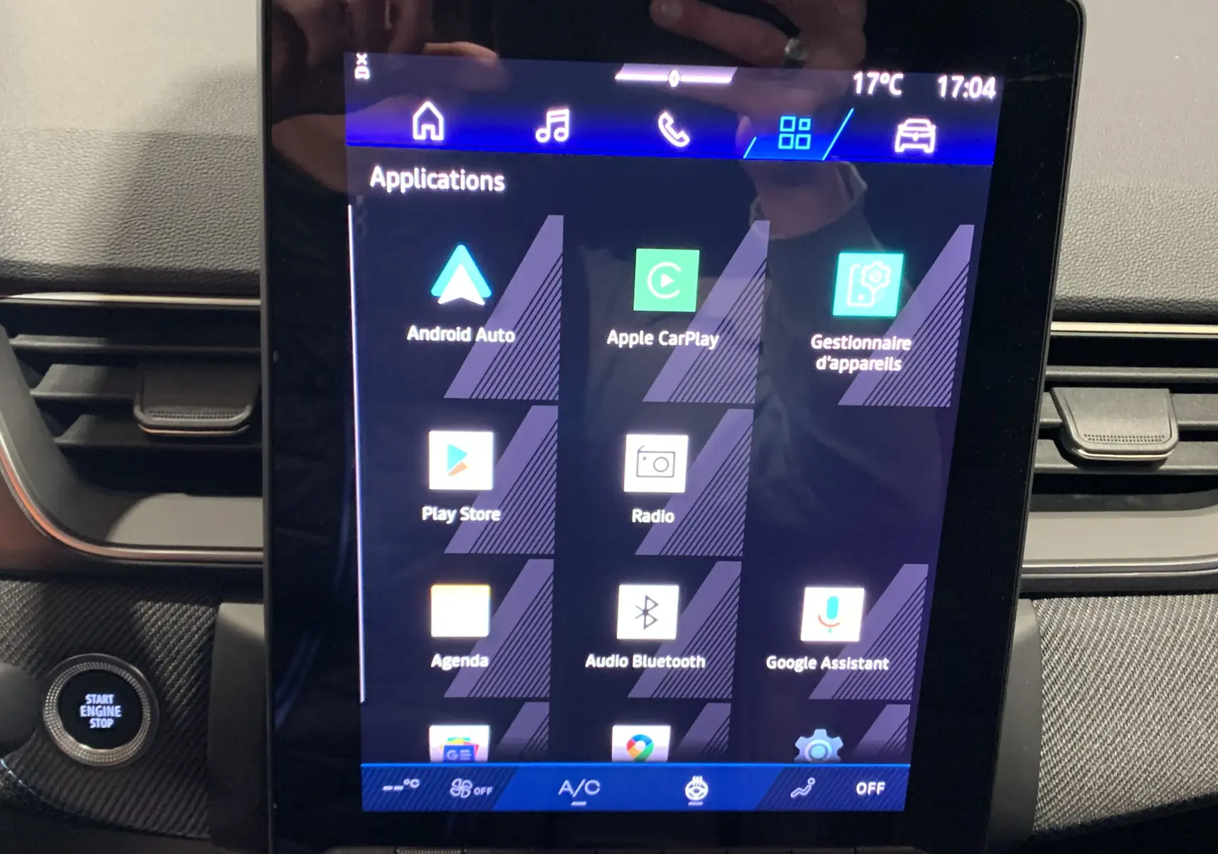 Écran tactile central affichant les applications connectées dans l'habitacle du Renault Symbioz bleu Iron.