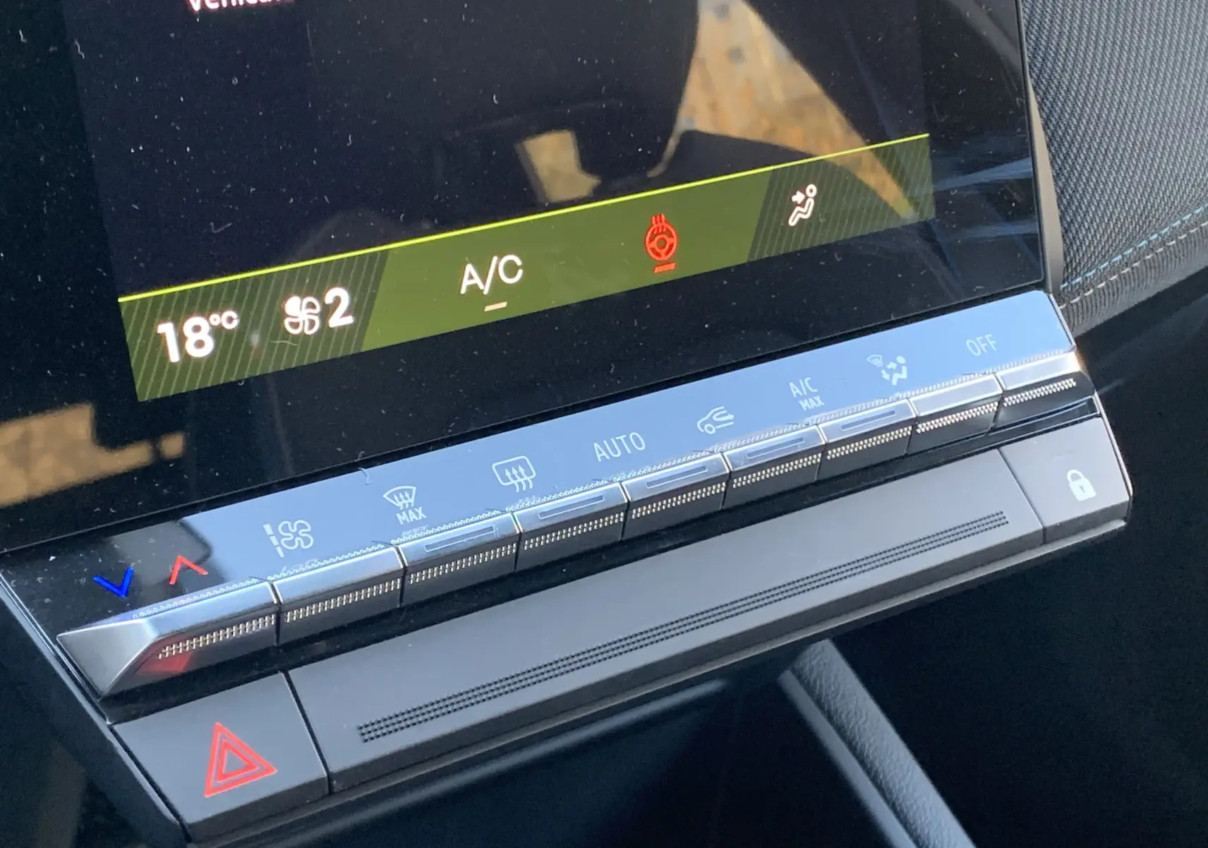 Gros plan sur la console centrale du Renault Symbioz E-Tech, montrant les commandes de climatisation et l'écran tactile.