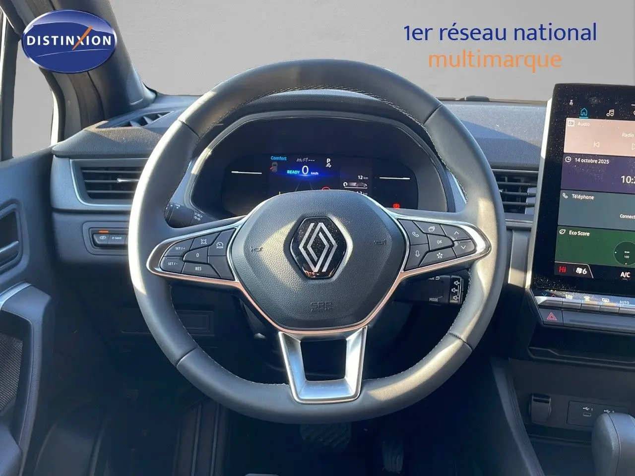 Vue centrée sur le volant du Renault Captur E-Tech hybride 2025 avec tableau de bord numérique et écran tactile.