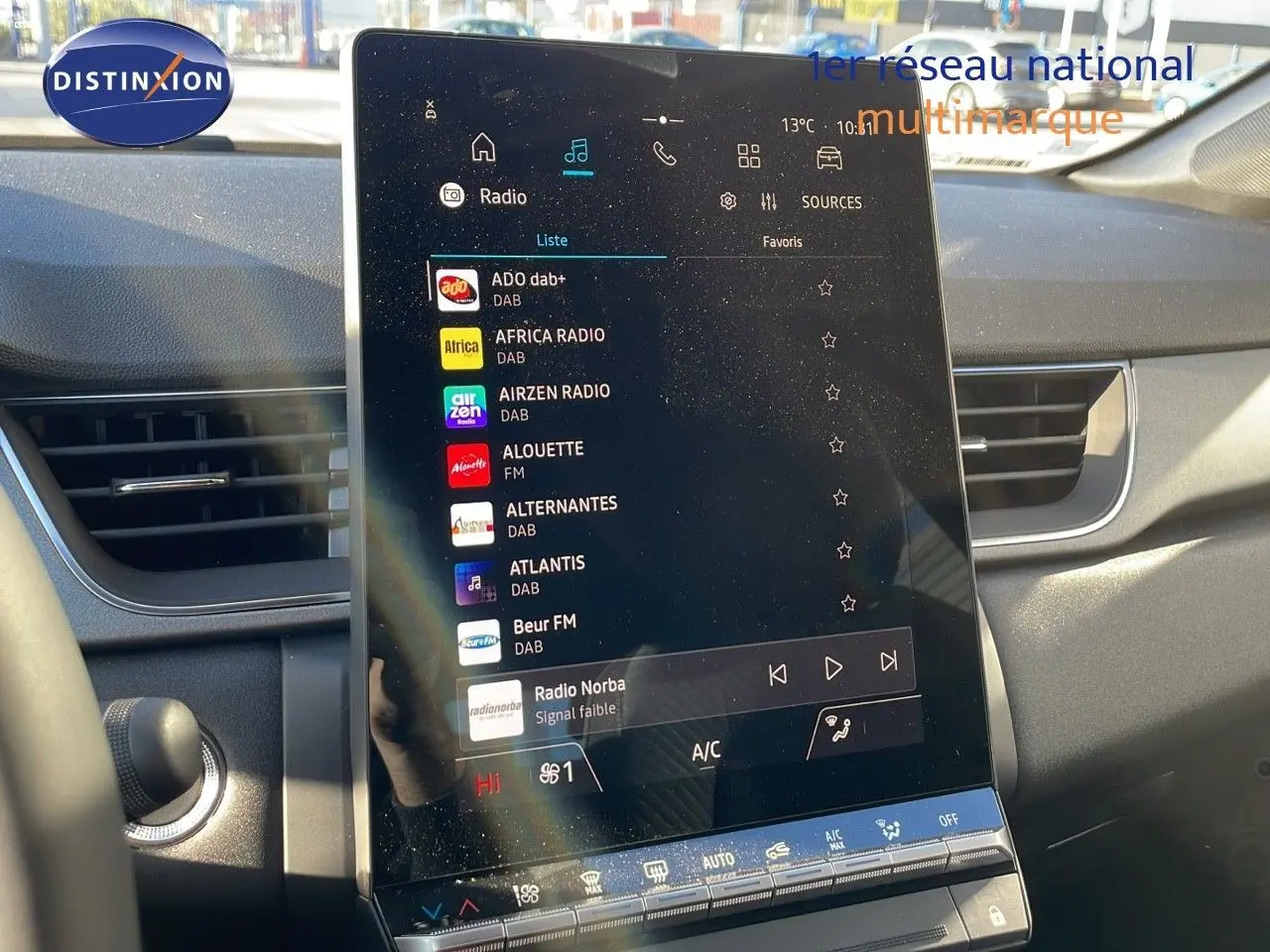 Écran tactile central du Renault Captur E-Tech gris rafale, affichant les stations radio dans l'habitacle moderne.