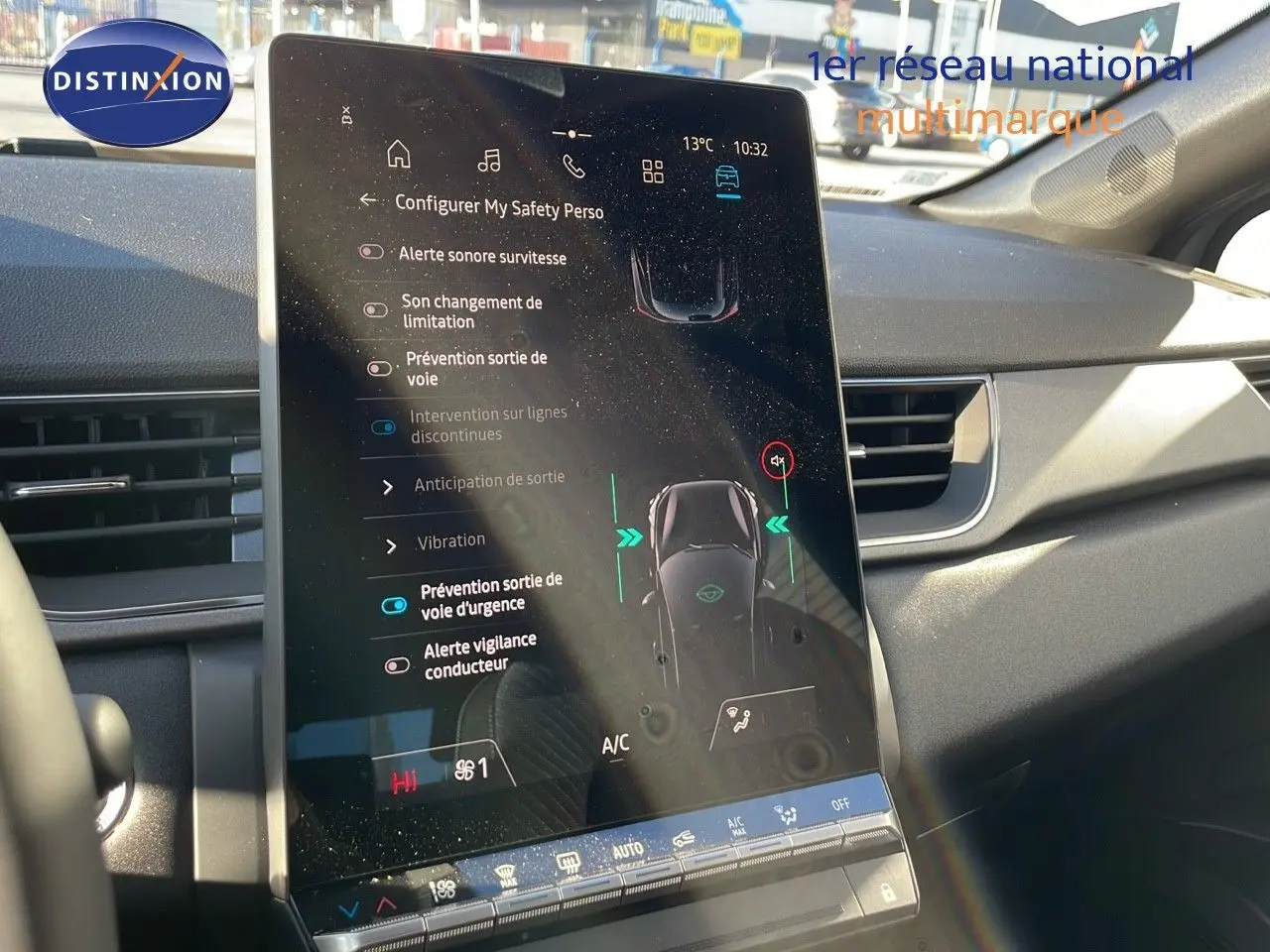 Vue rapprochée de l’écran tactile central du Renault Captur E-Tech gris rafale, affichant les réglages de sécurité active.