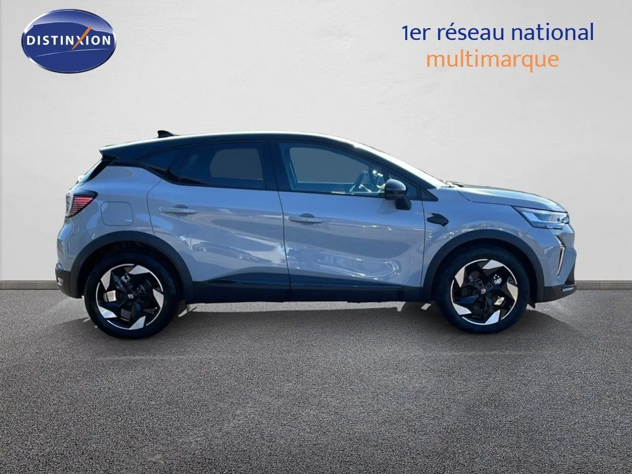 Profil droit du Renault Captur E-Tech hybride gris Rafale avec toit noir, roues alliage 18 pouces biton.