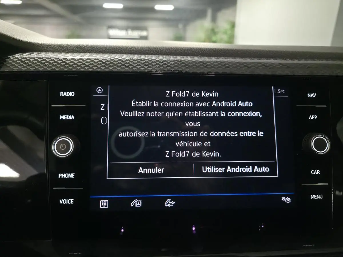 Écran tactile central 8 pouces de la Volkswagen Polo gris, affichant la connexion Android Auto en cours.