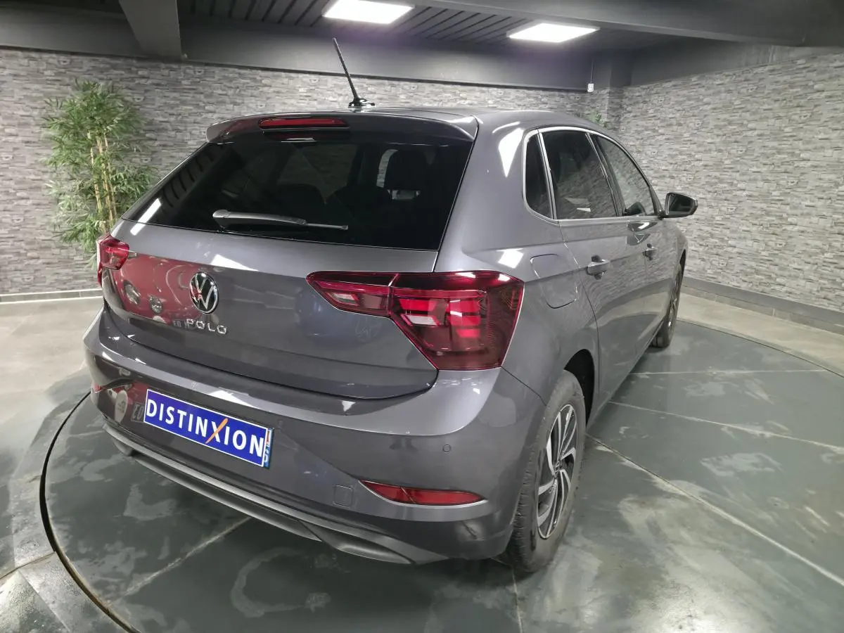 Vue 3/4 arrière droite d'une Volkswagen Polo gris métallisé avec feux arrière LED et jantes alliage.