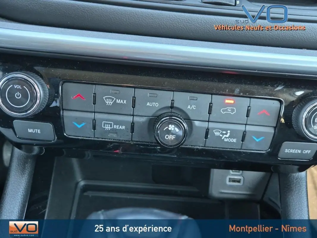 Panneau de commande de climatisation automatique du Jeep Compass blanc 2023 avec boutons de réglage et prise USB visible