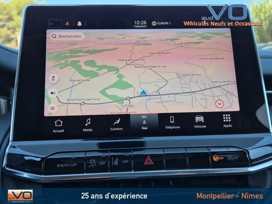 Écran tactile du système de navigation du Jeep Compass blanc 2023, vue intérieure centrée sur la console centrale.