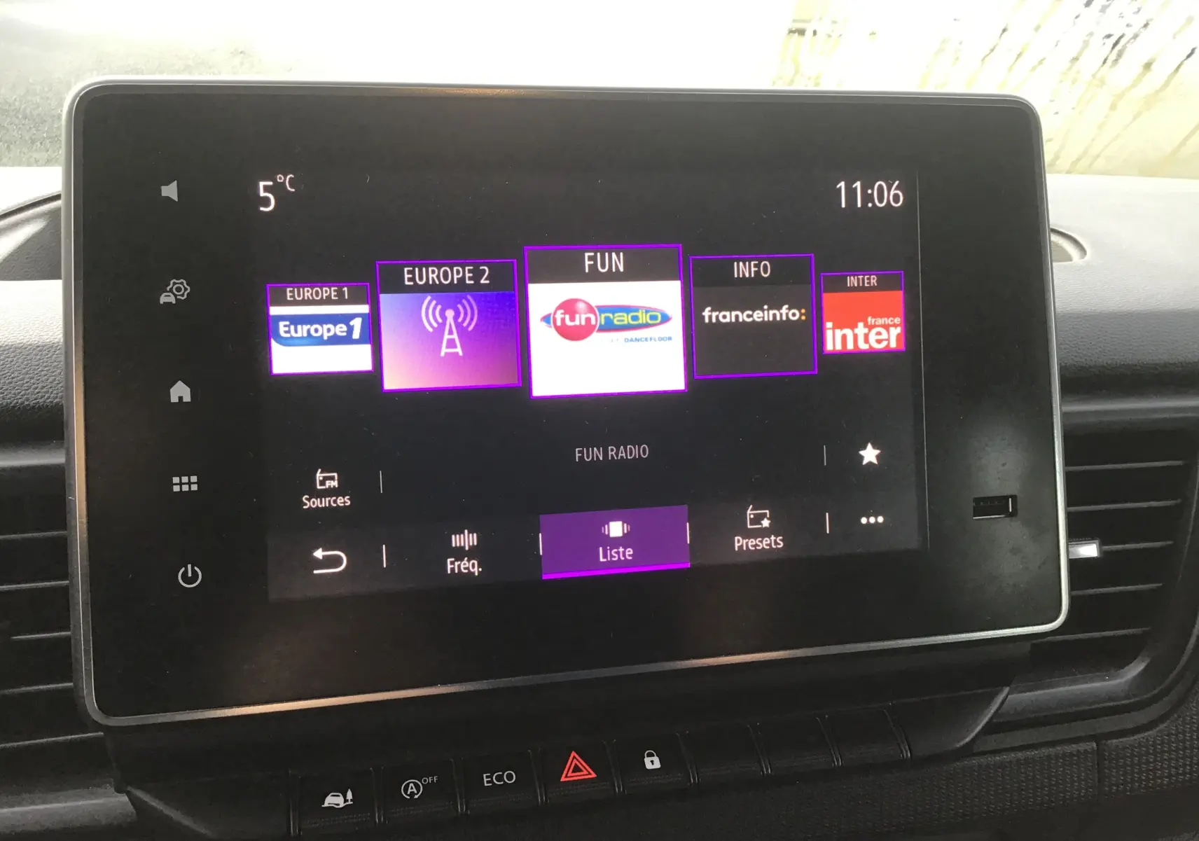 Écran tactile 8 pouces du Renault Trafic Combi 2023 affichant les stations radio dans un intérieur sombre.